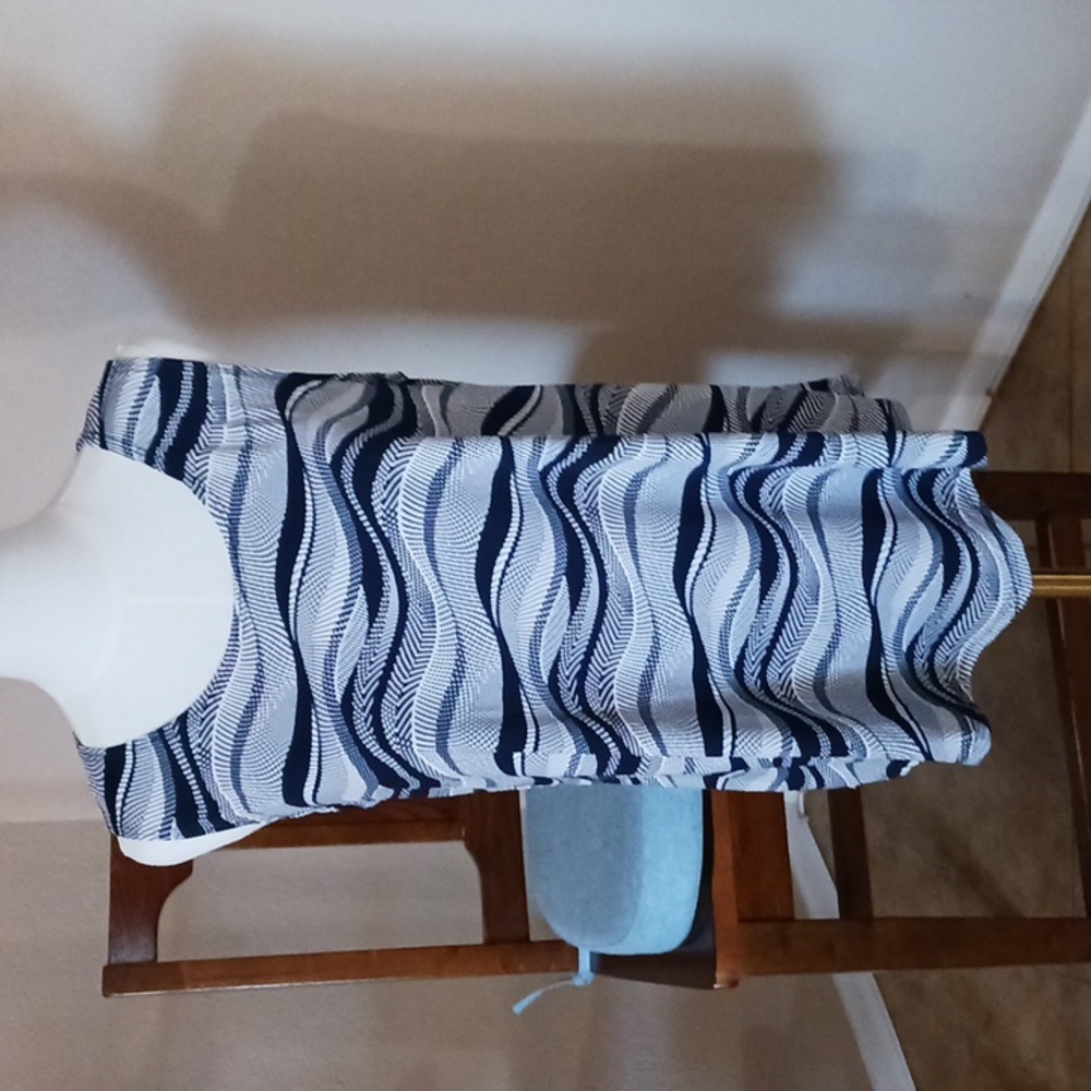 Wave Pattern Sleeveless Top - Picture 1 of 5